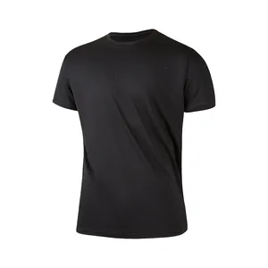 Dettaglio della maglietta da uomo in mesh nera a asciugatura rapida, traspirante