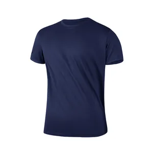 Dettaglio ravvicinato di una maglietta in mesh traspirante ad asciugatura rapida blu navy da uomo