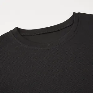 Dettaglio del tessuto a rete traspirante e dello scollo a girocollo di una t-shirt da uomo