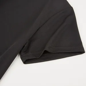 Primo piano del tessuto a rete traspirante nero sulla manica della t-shirt sportiva