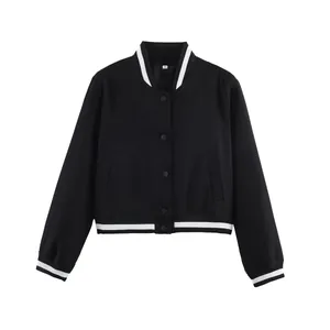 Détail de la veste varsity noire pour femme avec rayures contrastées blanches et boutons