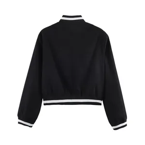 Vue arrière d'un blouson de baseball noir court avec des détails en tricot rayé blanc