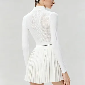 Vista trasera detallada del vestido de tenis plisado blanco con panel de malla