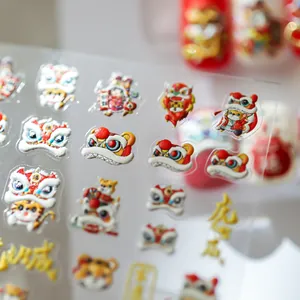 Gros plan d'autocollants 3D pour ongles du Nouvel An chinois avec motifs de fête