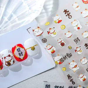 Vue macro détaillée d'autocollants 3D Maneki-neko pour ongles avec pièces et breloques