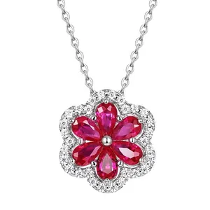 Elegante collana in argento S925 con ciondolo a forma di fiore in rubino sintetico.
