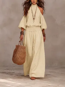 Elegantes beiges Set aus schulterfreiem Halter-Oberteil und weiter Hose für Damen