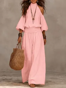 Schickes Boho-Zweiteiler-Set mit rosa schulterfreiem Oberteil und weit geschnittener Hose