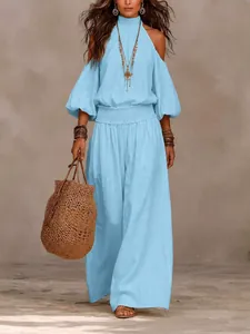 Damen Boho-Zweiteiler Set mit hellblauem schulterfreiem Oberteil und weiter Leinenhose