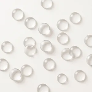 Detailansicht klarer runder Glas-Cabochons für DIY-Schmuck und Kühlschrankmagnete