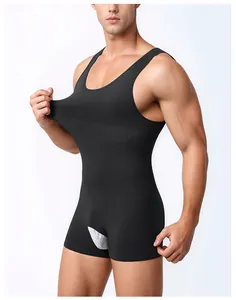 Détail d'un body de compression pour hommes montrant l'élasticité et le gainage