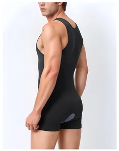 Vue détaillée latérale montrant la coupe et la texture d'un body de compression noir