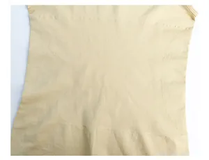 Vue détaillée du tissu beige extensible pour gaine homme avec panneaux de compression renforcés