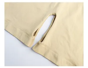 Détail de l'ouverture pratique à l'entrejambe du body sculptant beige pour hommes.