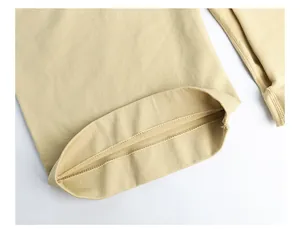 Gros plan sur le tissu élastique et les coutures plates d'un body gainant pour homme.