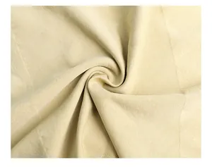 Gros plan détaillé sur le tissu en maille beige respirant d'un body gainant pour homme.