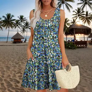 Abito senza maniche a fiori con tasche da donna sulla spiaggia durante il tramonto