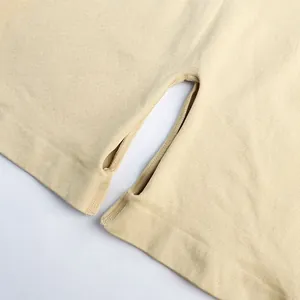 Vue détaillée du body gainant beige pour hommes avec ouverture à l'entrejambe