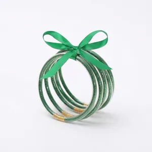 Set di 5 braccialetti in silicone verde glitterato con un fiocco decorativo in nastro di raso