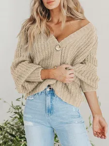 Chique losse korte gebreide cardigan met V-hals en grote knopen in beige kleur