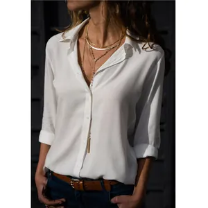Detail van wit effen shirt met lange mouwen, diepe V-hals en knoopsluiting