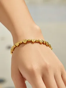 Vue détaillée d'un bracelet en perles de cœur en acier inoxydable doré 18 carats