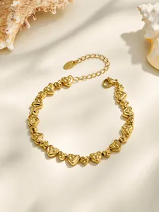 Détail d'un bracelet en acier inoxydable plaqué or 18 carats avec perles en cœur.