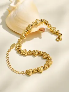 Vue détaillée d'un bracelet en acier inoxydable doré 18 carats avec des perles en cœur