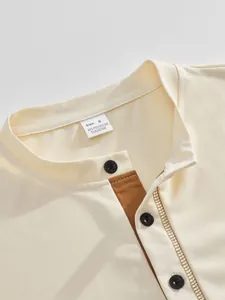 Gros plan d'un polo à col Henry pour homme montrant la texture fine et les boutons