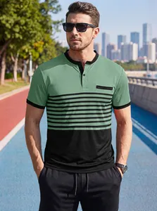 Modello maschile caucasico che indossa una maglia Henley a righe verde salvia e nera