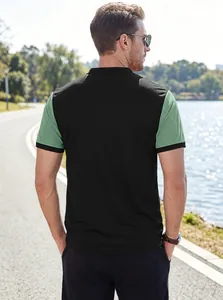 Vista posteriore di una polo da uomo bicolore a maniche corte in un ambiente all'aperto.