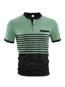 Grün-schwarz gestreiftes Herren-Henley-Shirt mit Drei-Knopf-Leiste detail.