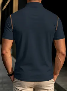 Vue arrière d'un polo respirant pour homme bleu marine avec détails de coutures contrastées.