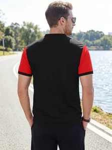 Vista posteriore dettagliata della polo casual da uomo a maniche corte in nero e rosso