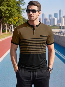 Vista dettagliata della polo casual da uomo a righe con un elegante colletto Henley