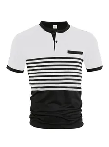 Nahaufnahme eines Herren-Poloshirts mit kurzen Ärmeln, Farbblock-Streifen und Knopfkragen