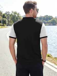 Vista posteriore di polo da uomo a maniche corte in bianco e nero in un parco all'aperto