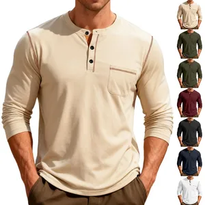 Vue détaillée du t-shirt Henley à manches longues pour hommes avec poche poitrine