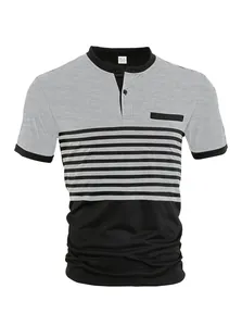 Detailansicht eines gestreiften Herren-Poloshirts mit Henley-Kragen in Grau und Schwarz.