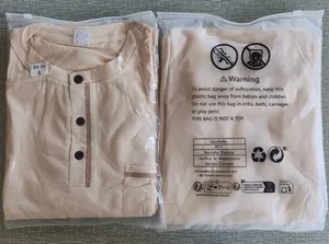 Chemise Henley beige à manches courtes pour hommes dans son emballage avec détails
