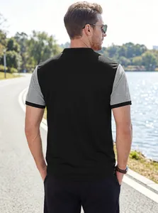 Dettaglio vista posteriore di una polo da uomo a contrasto con texture del tessuto