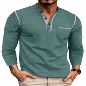 Détail de chemise Henley verte pour hommes avec contrastes gris et poche poitrine