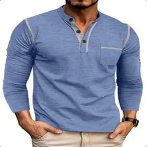 Détail d'un t-shirt Henley bleu à manches longues pour hommes avec poche poitrine