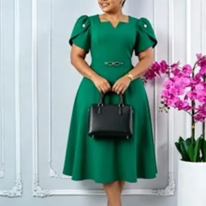 Élégante robe midi vert foncé avec manches bouffantes et décolleté carré détaillé