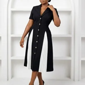 Robe midi noire élégante à manches courtes avec empiècements plissés blancs et boutons