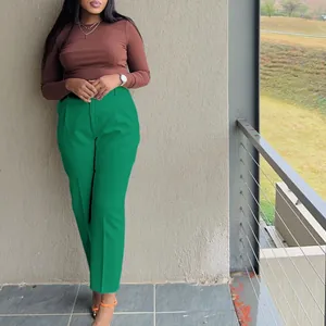 Gros plan sur un pantalon de costume vert à taille haute pour femme, style décontracté