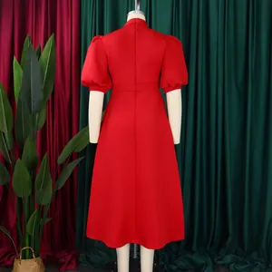 Vue arrière détaillée d'une robe de banquet rouge à manches bouffantes sur un mannequin
