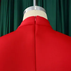 Gros plan montrant la fermeture éclair invisible au dos de cette robe de soirée rouge élégante.