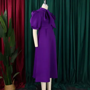 Robe violette élégante à manches courtes avec un grand nœud décoratif pour banquet et fêtes
