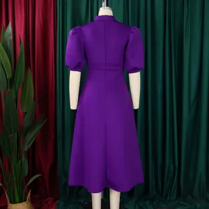 Robe de soirée mi-longue violette avec manches bouffantes et col montant de dos